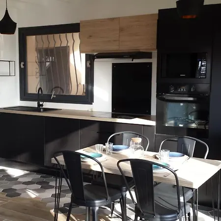 Esquirou Апартаменты